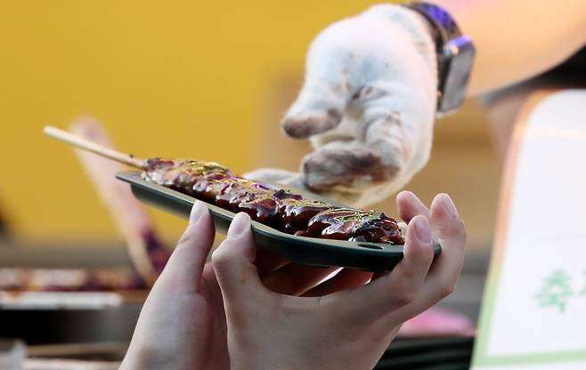 먹거리존에서 시민들이 다회용기에 담은 음식을 받고 있다. /신현종 기자