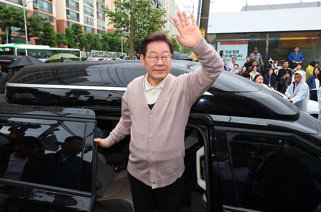 더불어민주당 이재명 대선 후보가 9일 경북 칠곡에서 지지자들에게 인사하고 있다. /연합뉴스