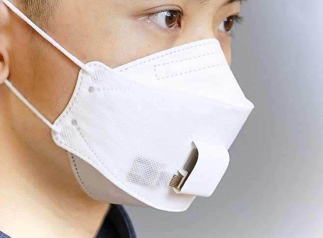 미국 캘리포니아 공대 연구진은 천식과 만성폐쇄성폐질환(COPD), 만성신장병 등 다양한 호흡기 질환을 관리하는 데 쓸 수 있는 스마트 마스크를 개발했다./Caltech