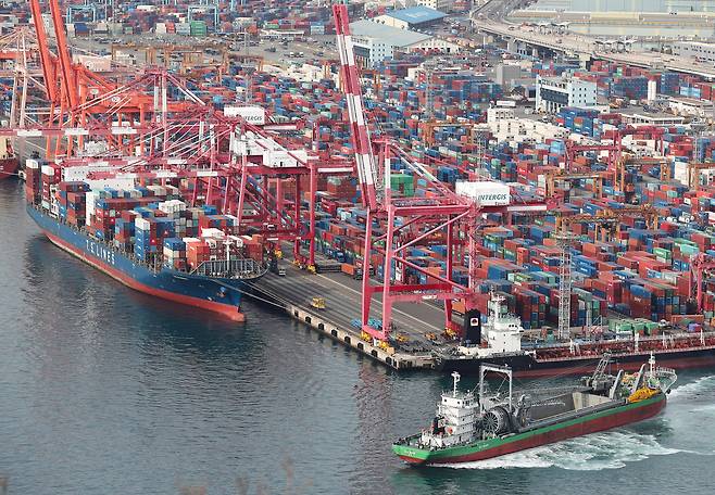 부산항 감만부두에서 컨테이너 하역작업이 진행되고 있다./연합뉴스