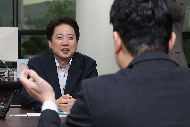 개혁신당 이준석 대선 후보가 9일 서울 서초구 한국교원단체총연합회(교총)에서 강주호 교총 회장과의 면담에서 발언하고 있다. /연합뉴스