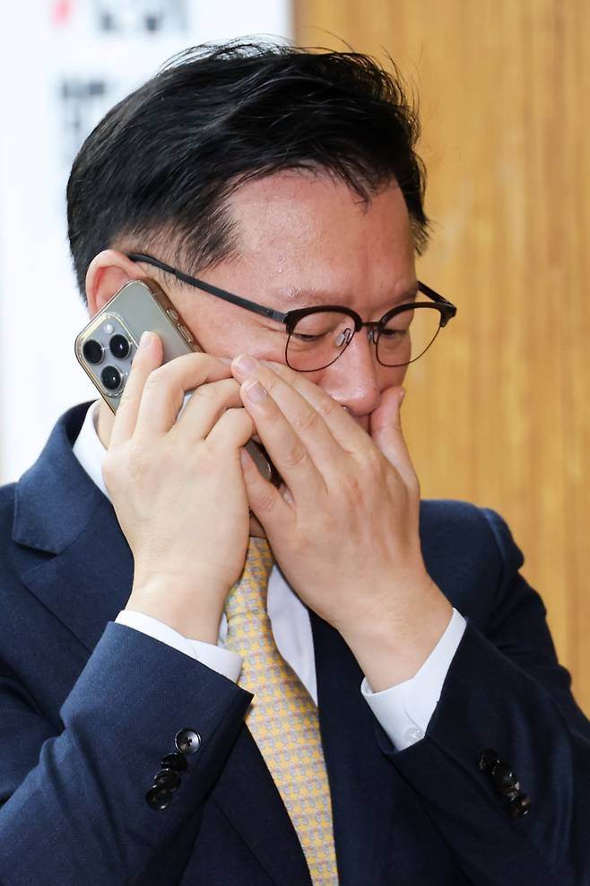 국민의힘 선관위원장에 위촉된 이양수 사무총장이 9일 오전 서울 여의도 국회에서 열린 원내대책회의에 참석해 통화하고 있다. /뉴스1