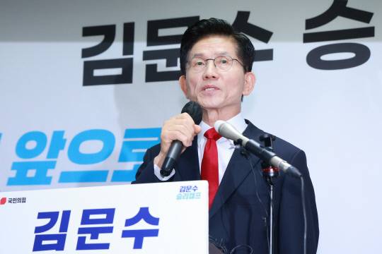 국민의힘 김문수 대선 후보가 8일 서울 여의도 대하빌딩에 마련한 선거 캠프 사무실에서 긴급 기자회견을 열고 후보 단일화에 관한 입장을 밝히고 있다. 연합뉴스