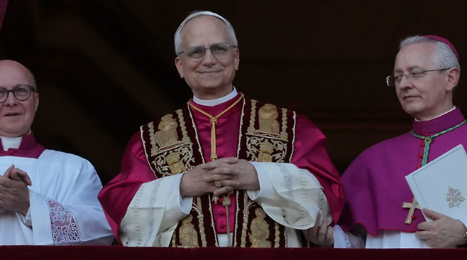 제267대 교황으로 선출된 로버트 프랜시스 프레보스트(69) 추기경이 8일(현지시간) 성 베드로 성당 발코니에서 군중을 바라보고 있다. ⓒ미 CNN 방송 홈페이지 캡처