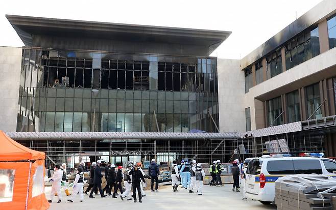 16일 부산 기장군 반얀트리 호텔 신축 공사장 화재 현장에서 경찰과 과학수사대 화재감식팀, 소방 당국, 국립과학수사연구원, 국립재난안전원 등 관계자들이 합동 감식을 위해 이동하고 있다. 2025.2.16/뉴스1