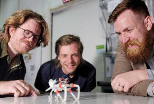 알베르토 코모레토 네덜란드 AMOLF 연구원(왼쪽)과 동료들이 개발한 로봇을 살펴보고 있다. AMOLF연구소 제공