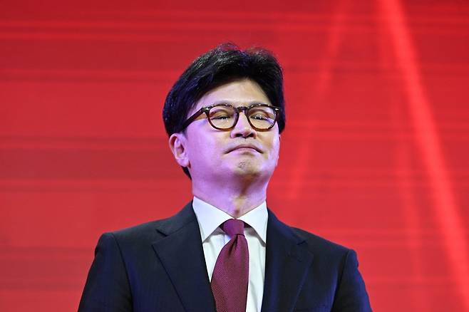 한동훈 국민의힘 대선 경선 후보가 3일 경기 고양시 킨텍스에서 열린 제5차 전당대회에서 김문수 후보의 수락 연설을 듣고 있다. 뉴스1