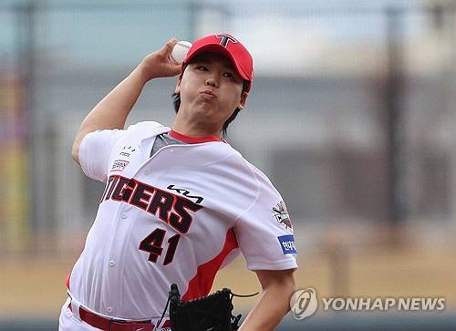 16일 광주기아챔피언스필드에서 열린 프로야구 삼성 라이온즈와 KIA 타이거즈의 시범경기. KIA 선발투수 황동하가 1회에 투구하고 있다. [광주=연합뉴스]
