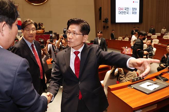 국민의힘 김문수 대선 후보가 9일 서울 여의도 국회에서 열린 의원총회에서 권영세 비상대책위원장이 단일화를 압박하는 발언을 하고서 퇴장하자 바로 이어서 의총장을 나가고 있다.
