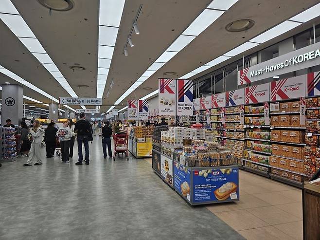 지난 5일 롯데마트 제타플렉스 서울역점에 조성된 외국인 관광객 특화 코너에서 외국인들이 쇼핑을 즐기고 있다. 사진=이정화 기자