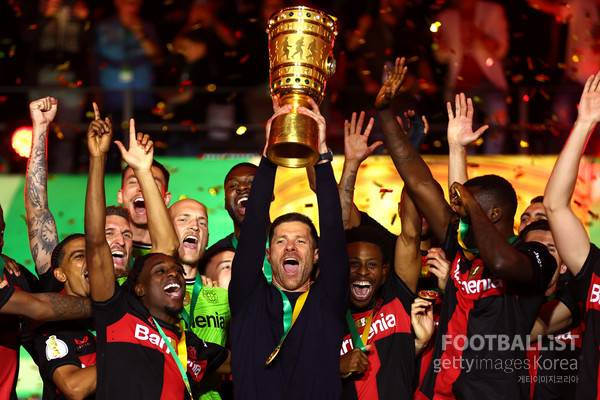 샤비 알론소 바이어04레버쿠젠 감독(가운데). 게티이미지코리아