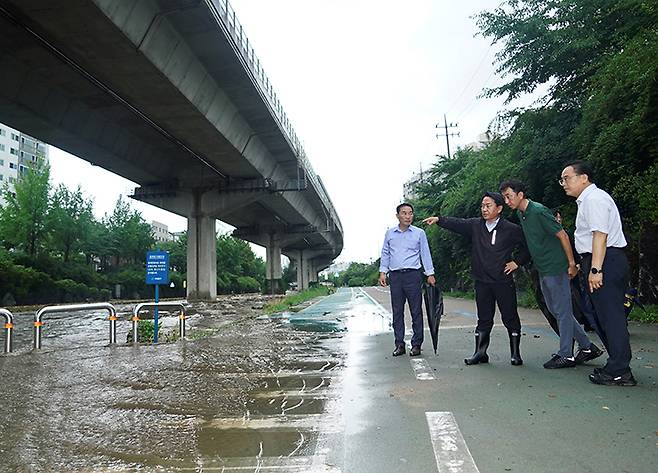 서울 서대문구가 지난해 호우로 수위가 불어난 홍제천을 찾아 안전 관리 실태를 점검하고 있다. 2024.7.17 (ⓒ뉴스1, 무단 전재-재배포 금지)
