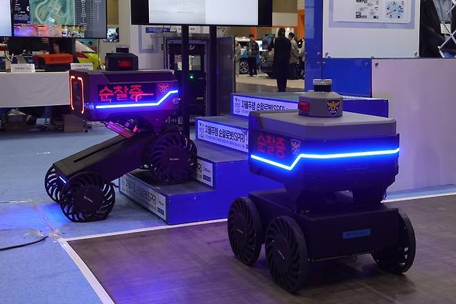 지난달 4일 오전 경기도 고양시 킨텍스에서 열린 '2025 서울모빌리티쇼' 개막식에서 자율주행 순찰로봇이 계단을 오르고 있다.(사진=저작권자(c) 연합뉴스, 무단 전재-재배포 금지)