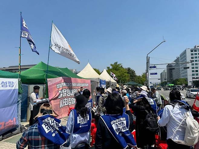 지난달 29일 여의도 국회의사당 앞에서 열린 전국장애인부모연대의 116차 화요집회에서 30여명의 발달장애 자녀를 둔 부모들이 집회 시작 전 임을 위한 행진곡을 부르고 있다. 정봉비 기자