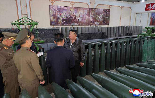 김정은 북한 국무위원장이 제2경제위원회 산하 중요 군수기업소를 현지지도하면서 포탄 생산과 기계공업부문 운영 상황을 살피고 “더 많은 포탄을 생산해 우리 무력의 전력 확대에 이바지해주기를 바란다”며 격려했다고 조선중앙통신이 지난 7일 보도했다. 조선중앙통신 연합뉴스