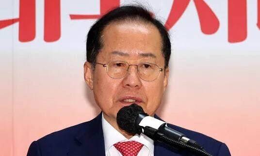 국민의힘 대선 후보 2차 경선에서 탈락한 홍준표 전 대구시장이 지난달 29일 서울 여의도 대하빌딩 선거 캠프 사무실에서 정계 은퇴 의사를 밝히고 있다. 연합뉴스