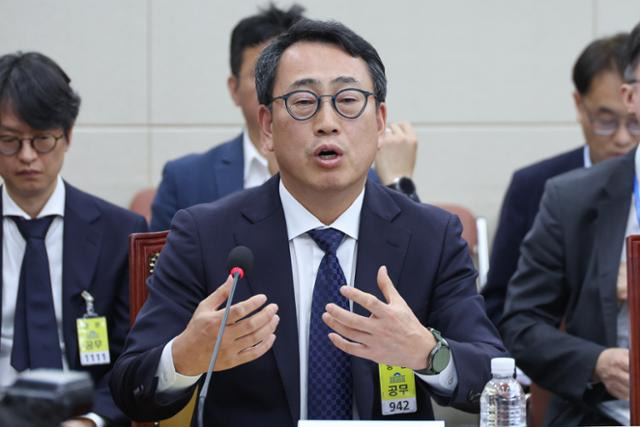 유영상 SK텔레콤 대표이사가 8일 오후 서울 여의도 국회 과학기술정보방송통신위원회에서 열린 SK텔레콤 해킹 관련 청문회에 출석해 의원 질의에 답하고 있다. 뉴스1
