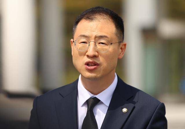 김상욱 의원이 8일 서울 동작구 현충원에서 참배 후 국민의힘 탈당에 관한 입장을 밝히고 있다. 연합뉴스