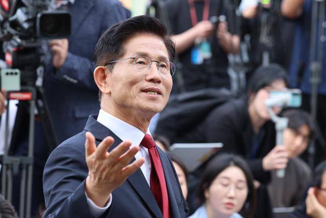 김문수 국민의힘 대선 후보가 8일 서울 여의도 국회에서 한덕수 전 국무총리와의 단일화 회동에 참석해 있다. 뉴스1