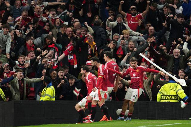 맨체스터 유나이티드(맨유)의 해리 매과이어(왼쪽)가 지난달 17일(현지 시간) 영국 맨체스터의 올드 트래퍼드에서 열린 2024-25 유럽축구연맹(UEFA) 유로파리그(UEL) 8강 2차전 올랭피크 리옹(프랑스)과의 경기 연장 후반 16분 팀 5번째 골을 넣고 동료들과 함께 환호하고 있다. 맨체스터=AP 뉴시스