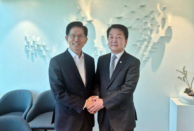 김문수(왼쪽) 국민의힘 대선 후보와 안철수 의원이 7일 서울 여의도 모처에서 면담에 앞서 기념 촬영을 하고 있다. 김 후보 캠프 제공