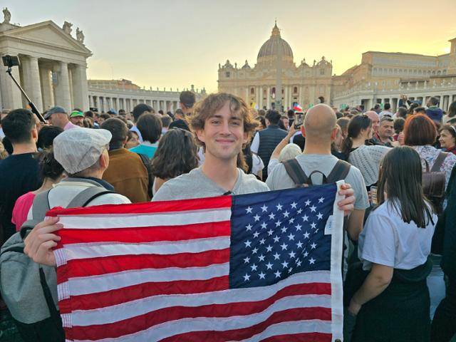 8일 레오 14세 교황 선출 직후 바티칸 성 베드로 대성당을 바라보는 이탈리아 로마 화해의 길에서 만난 미국인 윌리엄 조던은 성조기를 든 채 "미국인 교황 탄생이 자랑스럽다"고 말했다. 바티칸=신은별 특파원