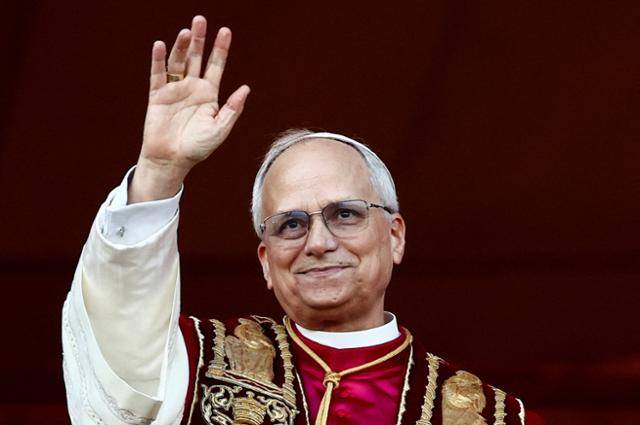 8일 제267대 교황으로 선출된 레오 14세(로버트 프랜시스 프레보스트)가 바티칸 성 베드로 대성당 발코니에서 교황 즉위 후 첫인사를 하고 있다. 바티칸=로이터 연합뉴스