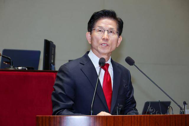 김문수 국민의힘 대선 후보가 9일 서울 여의도 국회에서 열린 의원총회에서 지도부를 향해 "무소속을 당 후보 만들려 불법부당 수단 동원, 중단하라"며 입장을 밝히고 있다. 뉴스1