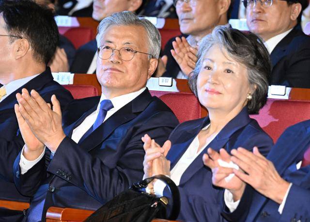 문재인 전 대통령과 김정숙 여사가 지난달 25일 서울 여의도 국회도서관에서 열린 '4·27 판문점선언' 7주년 기념식에 참석해 박수를 치고 있다. 정다빈 기자
