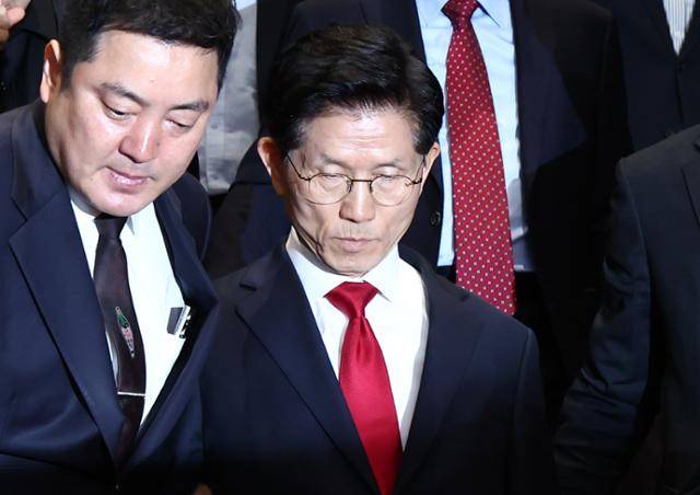 김문수 국민의힘 대선 후보가 9일 국회에서 열린 의원총회에서 굳은 표정으로 나오고 있다. 뉴스1