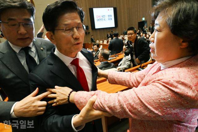 김문수 국민의힘 대선 후보가 9일 국회에서 열린 의원총회에서 입장발표를 마친 뒤 퇴장하려하자 조배숙(오른쪽), 김대식 의원 등이 붙잡고 있다. 고영권 기자