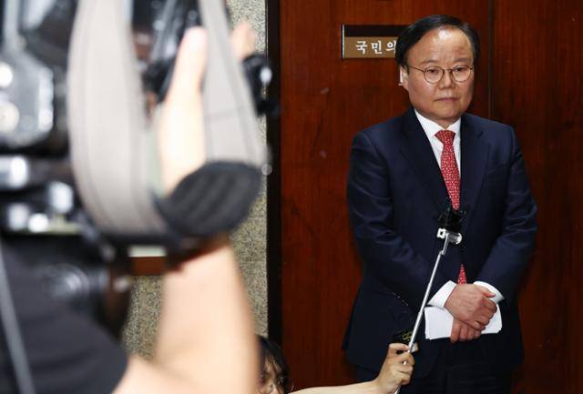 김문수 국민의힘 대통령 후보 대리인인 김재원 비서실장이 9일 서울 여의도 국회에서 열린 한덕수 무소속 대선 예비후보와의 단일화 협상 관련 회동을 마치고 브리핑을 하고 있다. 뉴스1