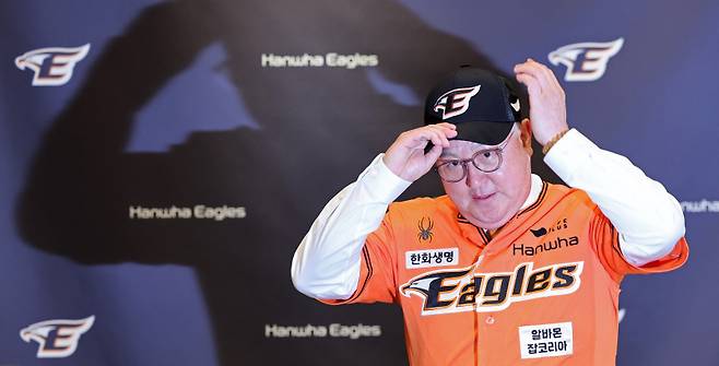 <yonhap photo-4231=""> 한화 지휘봉 잡은 김경문 감독 (대전=연합뉴스) 김준범 기자 = 한화 이글스 지휘봉을 잡고 프로야구에 복귀한 김경문 감독이 3일 오후 대전한화생명이글스파크에서 취임식을 하며 모자를 쓰고 있다. 2024.6.3 psykims@yna.co.kr/2024-06-03 14:35:25/ <저작권자 ⓒ 1980-2024 ㈜연합뉴스. 무단 전재 재배포 금지, AI 학습 및 활용 금지></yonhap>