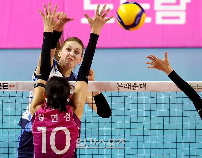 빅토리아가 25일 오후 인천 삼산월드체육관에서 열린 2024-2025 프로배구 V리그 여자부 흥국생명과 IBK기업은행의 경기에서 김연경의 블로킹을 피해 스파이크 공격을 하고 있다. 인천=김민규 기자 mgkim1@edaily.co.kr /2025.02.25/