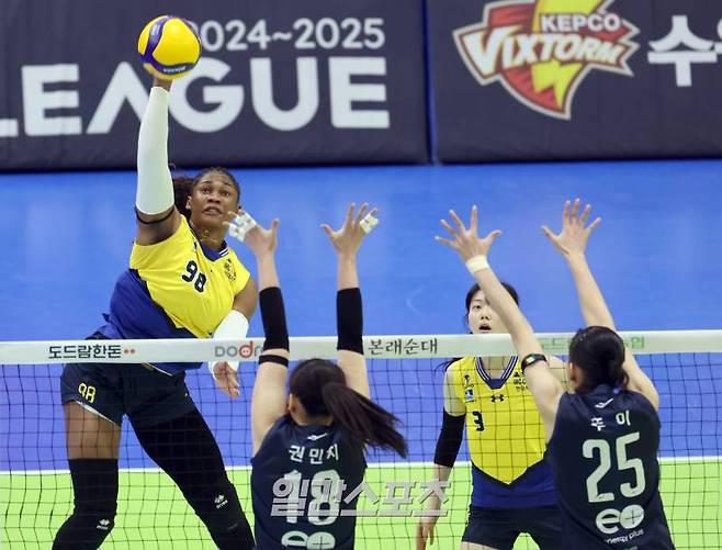 2일 오후 수원체육관에서 열린 도드람 2024-2025 V리그 여자부 현대건설과 GS칼텍스의 경기. 현대건설 모마가 GS칼텍스 블로킹을 앞에두고 공격하고 있다. 수원=정시종 기자 capa@edaily.co.kr /2025.03.02.