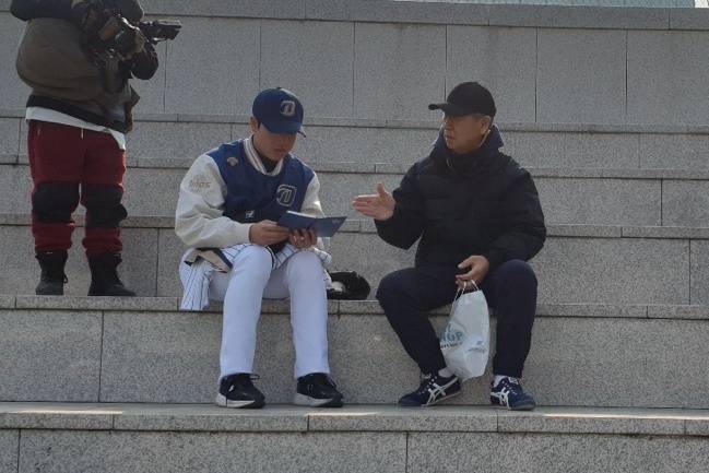 핫초코 CF 이후 12년 만에 만난 목지훈(왼쪽)과 김성근 감독. 목지훈 제공