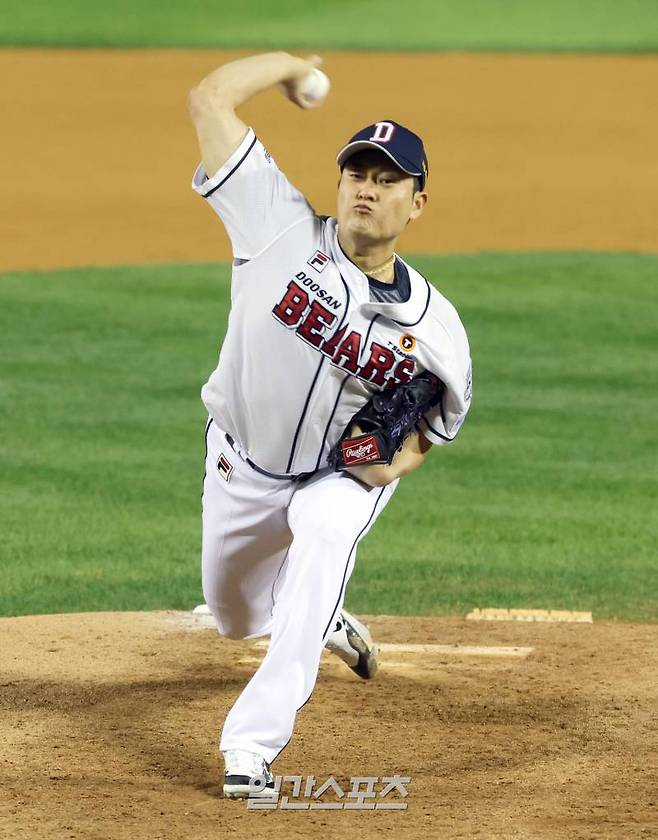 2일 오후 잠실구장에서 열린 KT 위즈와 두산 베어스의 2024신한쏠뱅크 KBO포스트시즌 와일드카드 결정1차전. 두산 투수 김강률이 7회 등판 역투하고 있다. 잠실=정시종 기자 capa@edaily.co.kr /2024.10.02.