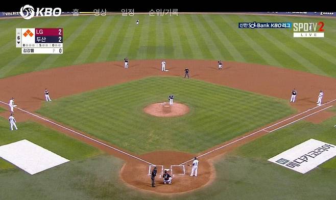 LG 김강률이 지난 7일 잠실 두산전 6회 말 구원 등판해 정면을 바라보고 다시 인사하고 있다. SPOTV·티빙 중계화면 캡처.