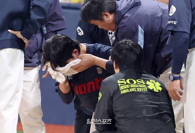 전민재가 사구 후 고통스러워하고 있다. 고척=정시종 기자