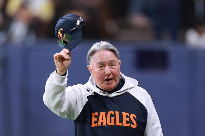 <yonhap photo-7266=""> 팬들 향해 인사하는 김경문 감독 (서울=연합뉴스) 신현우 기자 = 9일 서울 고척스카이돔에서 열린 프로야구 2025 신한 SOL 뱅크 KBO리그 한화 이글스와 키움 히어로즈의 경기. 7-5로 승리하며 26년 만에 10연승을 달성한 한화 김경문 감독이 관중을 향해 인사하고 있다. 2025.5.9 nowwego@yna.co.kr/2025-05-09 21:52:54/ <저작권자 ⓒ 1980-2025 ㈜연합뉴스. 무단 전재 재배포 금지, AI 학습 및 활용 금지></yonhap>