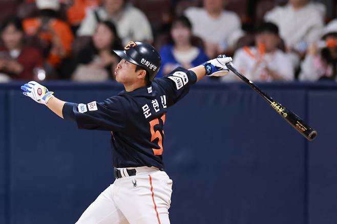 <yonhap photo-7159=""> 넘겼다! (서울=연합뉴스) 신현우 기자 = 9일 서울 고척스카이돔에서 열린 프로야구 2025 신한 SOL 뱅크 KBO리그 한화 이글스와 키움 히어로즈의 경기. 9회초 2사 한화 문현빈이 솔로 홈런을 치고 있다. 2025.5.9 nowwego@yna.co.kr/2025-05-09 21:37:31/ <저작권자 ⓒ 1980-2025 ㈜연합뉴스. 무단 전재 재배포 금지, AI 학습 및 활용 금지></yonhap>