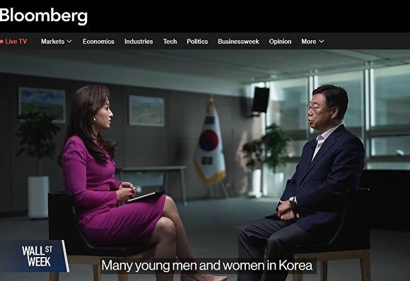 미국 블룸버그TV 월스트리트 위크 보도 중 셰리안 앵커와 인터뷰하고 있는 신상진 성남시장(오른쪽). [사진=성남시]