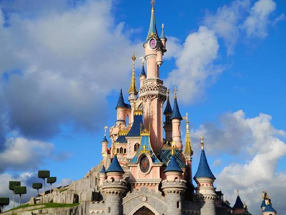 지난 7일(현지시간) 월트디즈니컴퍼니는 아랍에미리트(UAE)에 중동 최초의 디즈니랜드 테마파크를 설립할 계획이라고 공식 발표했다. 사진은 본 기사와 무관한 이미지로 프랑스 파리 디즈니랜드의 디즈니성. [사진=연합뉴스]