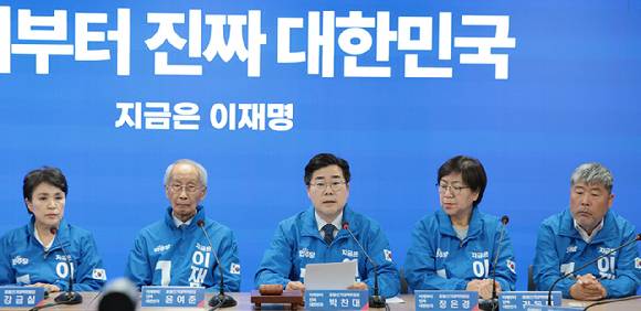 더불어민주당 상임총괄선대위원장인 박찬대 원내대표(가운데)가 9일 서울 여의도 민주당 중앙당사에서 열린 중앙선거대책위원회의에서 발언하고 있다. 2025.5.9 [사진=연합뉴스]