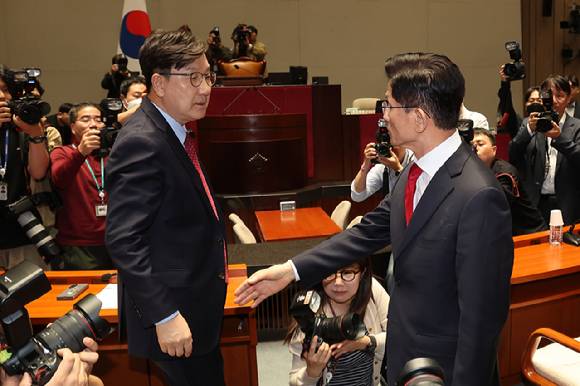 국민의힘 김문수 대선 후보가 9일 서울 여의도 국회에서 열린 의원총회에서 권영세 비상대책위원장이 단일화를 압박하는 발언 뒤 퇴장하자 바로 이어서 의총장을 나가고 있다.  [사진=연합뉴스]