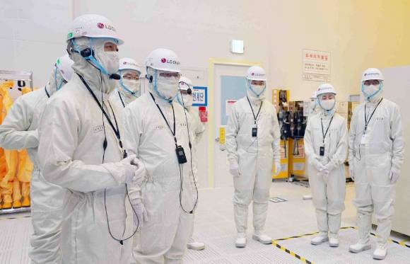 안덕근 산업통상자원부 장관이 경기 파주시 LG디스플레이 파주공장을 방문해 IT용 OLED 신규 생산라인 시설을 둘러보고 있다. [사진=산업통상자원부]