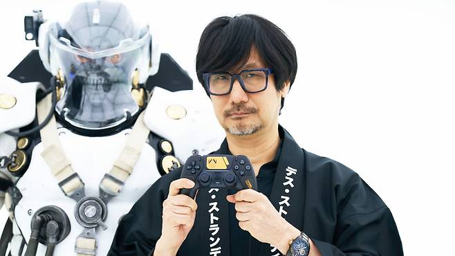 ▲ Death Stranding 2: On the Beach 행사에서 컨트롤러를 소개하는 코지마 히데오 (이미지 출처: PS 블로그)