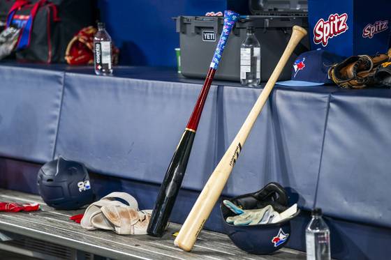 ‘홈런 제조기’로 주목받은 어뢰 배트(왼쪽). 기존 배트와 구분되는 외형 만큼이나 장단점도 도드라진다. [AP=연합뉴스]