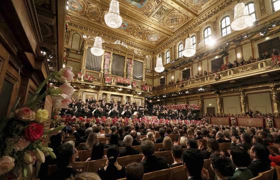 새해의 첫날 빈 필하모닉 오케스트라의 신년 음악회가 열리는 무지크페라인 홀. 호화로운 공연장에서 화려한 음악이 연주된다. [AP=연합뉴스]