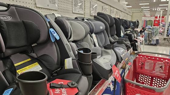 미국 워싱턴 DC 인근 버지니아에 위치한 쇼핑센터 ‘타깃(Target)’의 유아용품 코너에 중국산 카시트가 진열돼 있다. 강태화 특파원